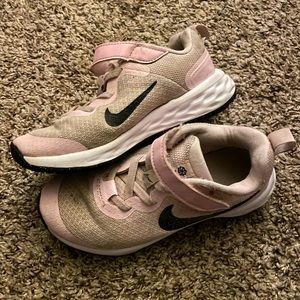 NIKE REVOLUTION 5 RUNNING SHOES YOUTH 11.5 ROSE  LIGHT PINK ATHLETIC Shoes. EUC